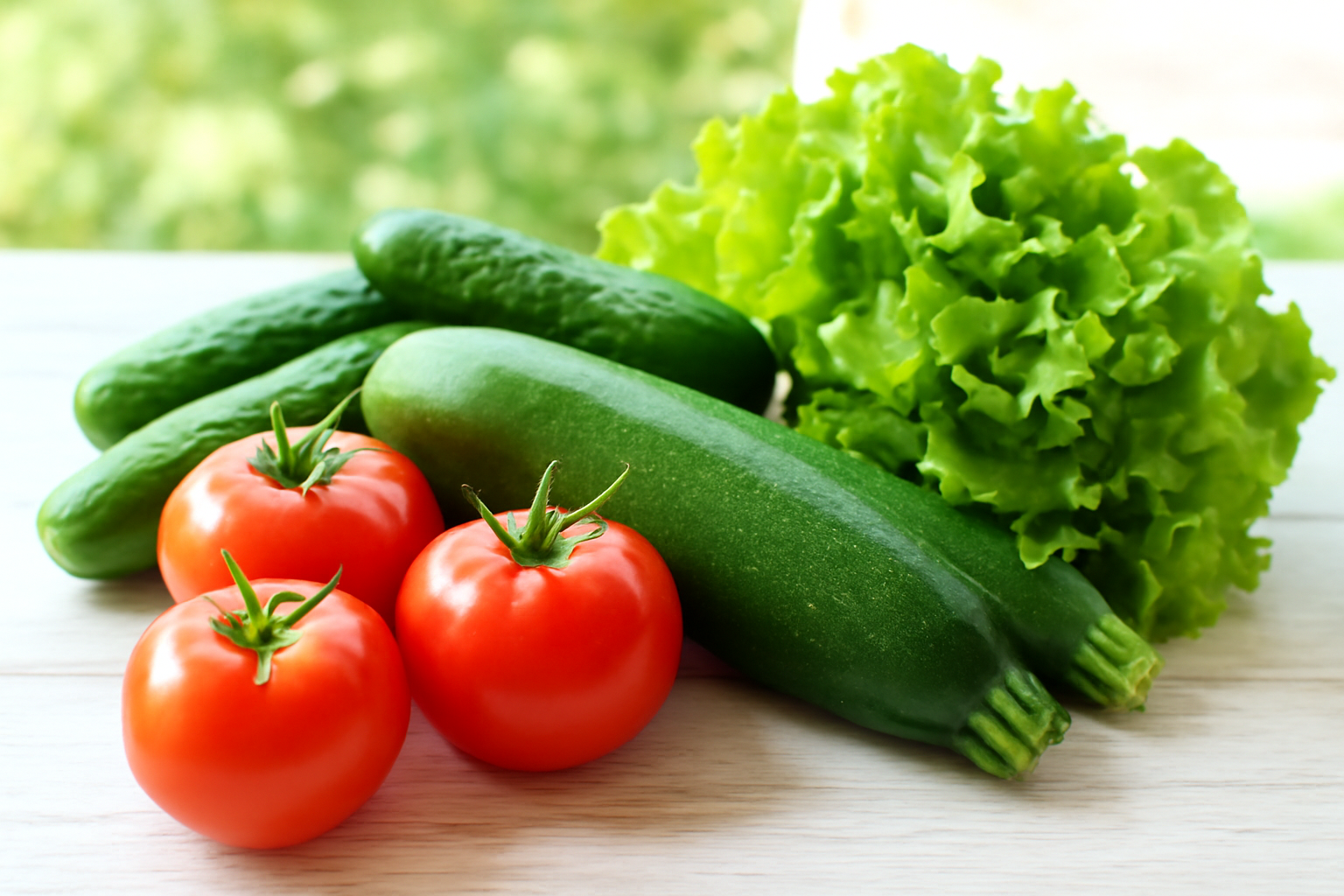 découvrez comment choisir les meilleurs fruits et légumes riches en eau pour assurer l’hydratation de vos proches âgés pendant les périodes de forte chaleur et protéger leur santé.